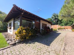 Casa com 03 dormitórios no bairro Vila Nova 