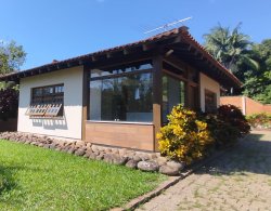 Casa com 03 dormitórios no bairro Vila Nova 