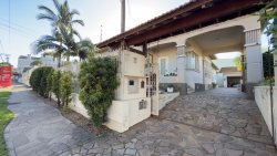 Casa com 03 dormitórios no bairro Hamburgo Velho 