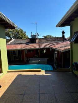 Casa com 04 dormitórios no bairro Ouro Branco 