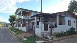 Terreno com 03 casas no loteamento Flor do Vale 