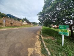 Terreno de esquina com 323,70m² no bairro Lomba Grande 
