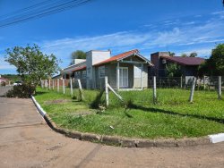 Casa de esquina com 03 dormitórios no bairro Lomba Grande 
