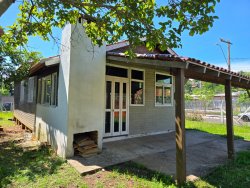 Casa de esquina com 03 dormitórios no bairro Lomba Grande 