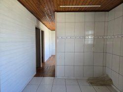 Casa de esquina com 03 dormitórios no bairro Lomba Grande 