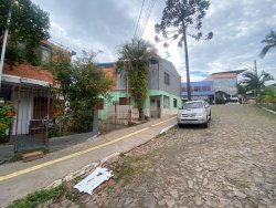 Terreno de esquina com prédio comercial no bairro Pátria Nova 