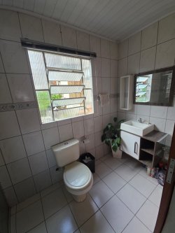 Casa com 03 dormitórios no Bairro Ideal 