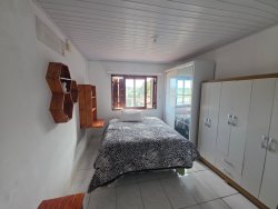 Casa com 03 dormitórios no Bairro Ideal 
