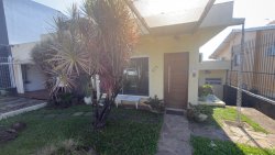 Casa com 03 dormitórios sendo 01 suíte com sacada para locação no bairro Rondônia 