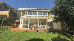 Casa com 03 dormitórios sendo 01 suíte com sacada para locação no bairro Rondônia 