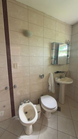 Casa com 03 dormitórios sendo 01 suíte com sacada para locação no bairro Rondônia 