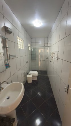 Casa com 03 dormitórios sendo 01 suíte com sacada para locação no bairro Rondônia 