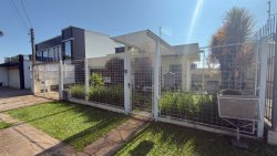 Casa com 03 dormitórios sendo 01 suíte com sacada para locação no bairro Rondônia 