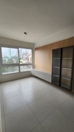 Apartamento semimobiliado no Residencial Uptown 