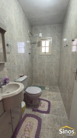Casa com 03 dormitórios no bairro Lomba Grande 