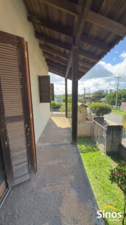 Casa com 03 dormitórios no bairro Lomba Grande 