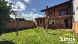 Casa com 03 dormitórios no bairro Lomba Grande 