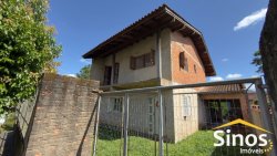 Casa com 03 dormitórios no bairro Lomba Grande 