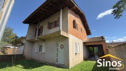 Casa com 03 dormitórios no bairro Lomba Grande 