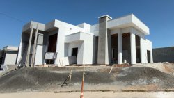 Casa plana de Esquina com 03 dormitórios no Bairro Metzler 