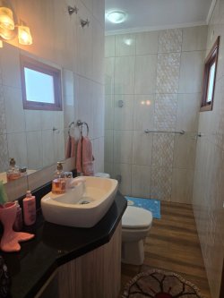 Casa com 03 dormitórios no Bairro Ideal 