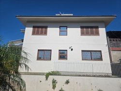 Casa com 03 dormitórios no Bairro Ideal 