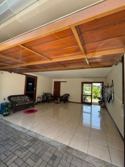 Casa com 03 dormitórios no Bairro Ideal 