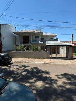 Casa com 03 dormitórios no Bairro Ideal 