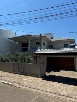 Casa com 03 dormitórios no Bairro Ideal 