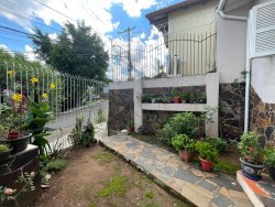 Casa com 03 dormitórios no bairro Canudos 