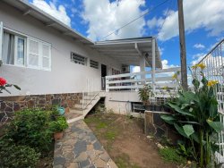 Casa com 03 dormitórios no bairro Canudos 