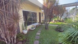 Casa com 03 dormitórios, sendo 01 suíte com sacada no bairro Rondônia 