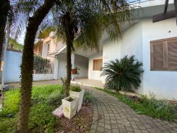 Casa com 03 dormitórios no bairro Hamburgo Velho 