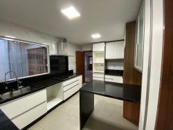 Casa com 03 dormitórios no bairro Hamburgo Velho 
