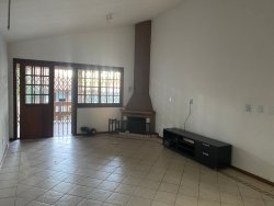 Casa com 03 dormitórios no bairro Hamburgo Velho 