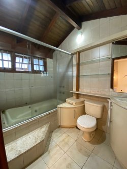 Casa com 03 dormitórios no bairro Hamburgo Velho 