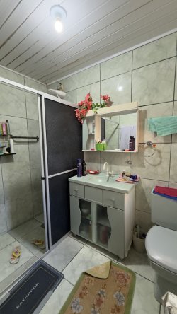 casa com 03 dormitórios no bairro lomba grande 
