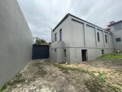 Prédio comercial com 469m² para locação em Hamburgo Velho 