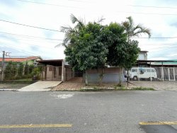 Casa com 03 dormitórios no bairro Três Marias 