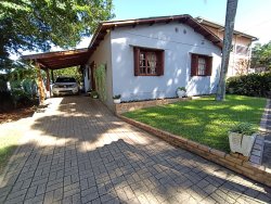 Casa com 03 dormitórios e terreno com 900m² no bairro Costa do Morro 