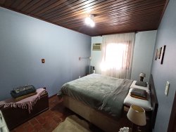 Casa com 03 dormitórios e terreno com 900m² no bairro Costa do Morro 