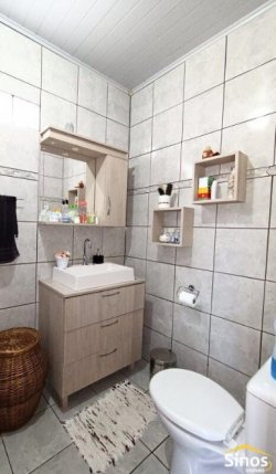 Casa com 03 dormitórios e terreno com 900m² no bairro Costa do Morro 