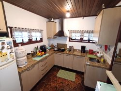 Casa com 03 dormitórios e terreno com 900m² no bairro Costa do Morro 