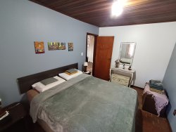 Casa com 03 dormitórios e terreno com 900m² no bairro Costa do Morro 