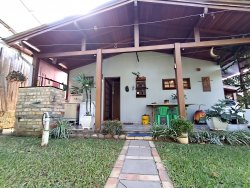Casa com 03 dormitórios e terreno com 900m² no bairro Costa do Morro 