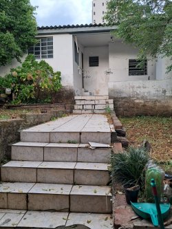 Terreno com construção no bairro Vila Nova 