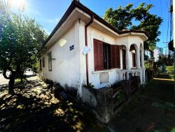 Terreno de esquina com construção no bairro Rio Branco 