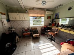 Terreno de esquina com construção no bairro Rio Branco 