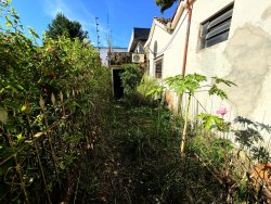 Terreno de esquina com construção no bairro Rio Branco 