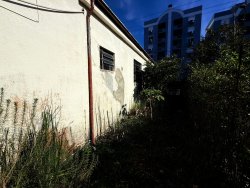 Terreno de esquina com construção no bairro Rio Branco 